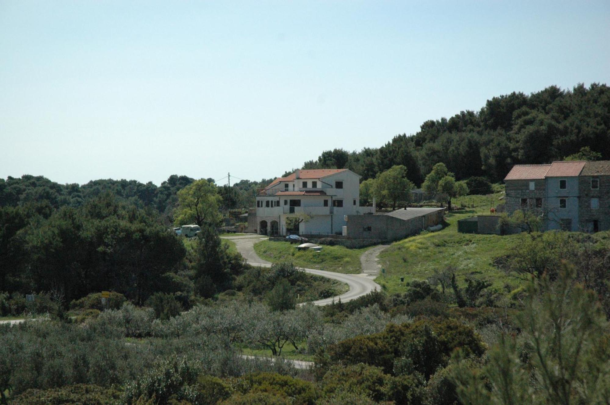 Apartments Kordic Vis Bagian luar foto